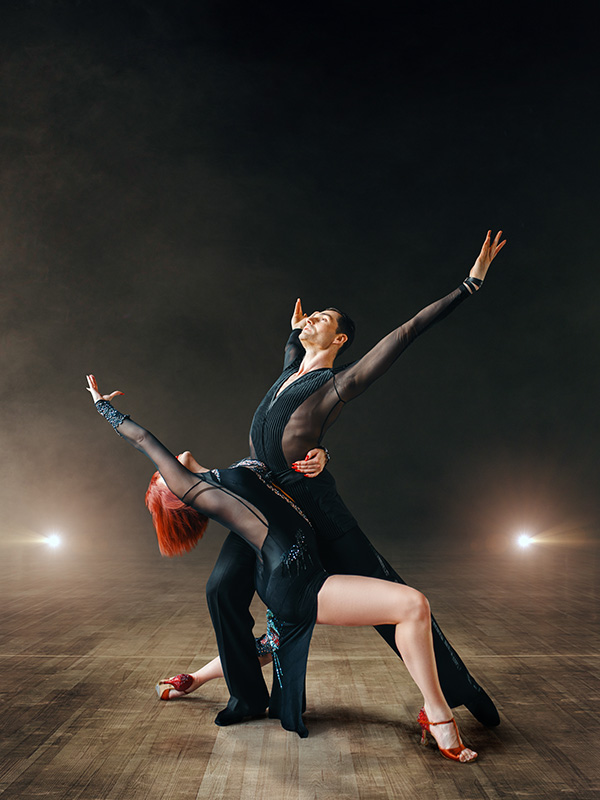 elegant-dancers-ballrom-dance-on-the-stage-UHNTW23